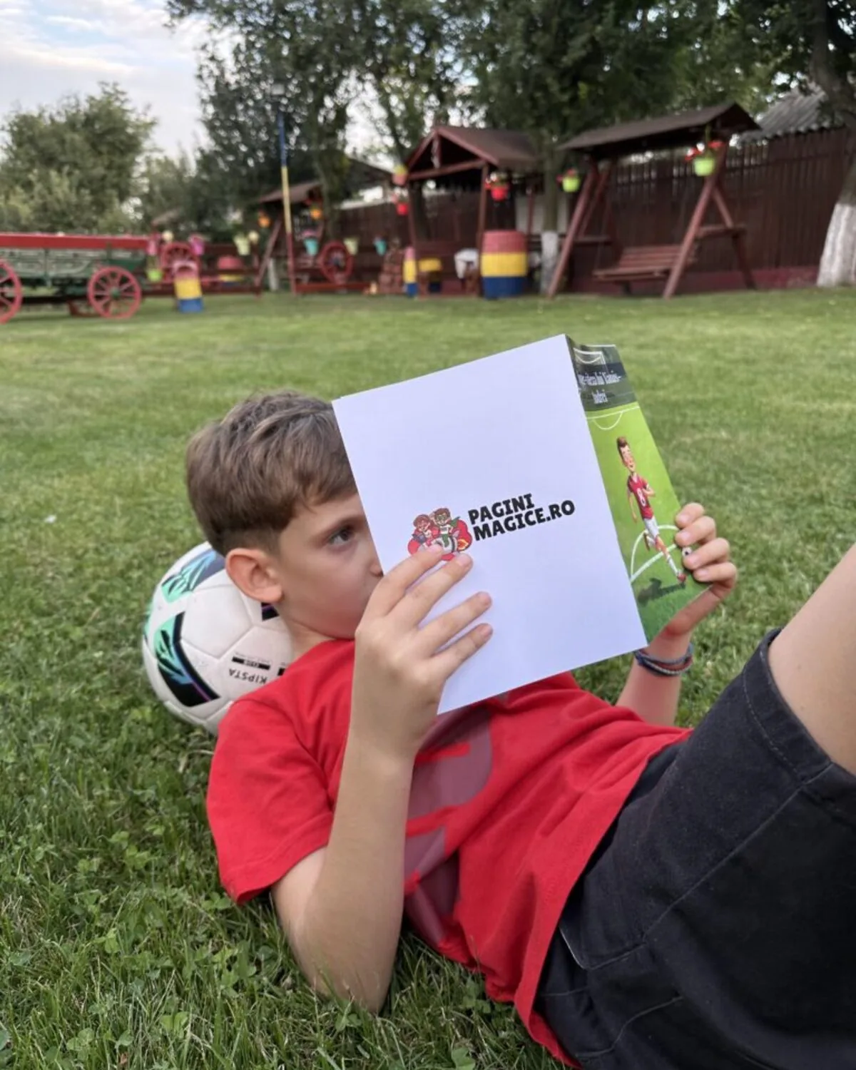 Carte personalizată pentru băiețel, ilustrație acuarelă cu erou curajos